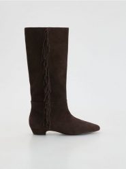 Zamszowe kozaki z frędzlami - ciemnobrązowy. Brązowe kozaki damskie Reserved, z zamszu, bez obcasa. Za 399.99 zł.