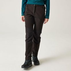 Damskie spodnie trekkingowe ze streczem Questra V. Czarne spodnie sportowe damskie Regatta, bez wzorów, z tkaniny, trekkingowe. W wyprzedaży za 199.99 zł.