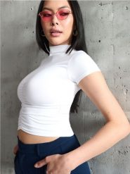 Bluzka ze stójką - biały. Białe bluzki damskie Sinsay, l, bez wzorów, bez kołnierzyka, bez ramiączek. W wyprzedaży za 19.99 zł.