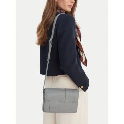 Torebka GINO ROSSI. Szare listonoszki damskie Gino Rossi, bez wzorów, bez dodatków. Za 179.99 zł.