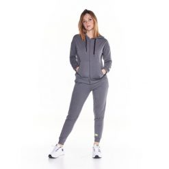 Podstawowy damski dres „Welcome Back” z kapturem i zamkiem błyskawicznym. Szare obuwie sportowe damskie LEONE 1947 APPAREL, bez wzorów, z dresówki, na fitness i siłownię. W wyprzedaży za 292.40 zł.