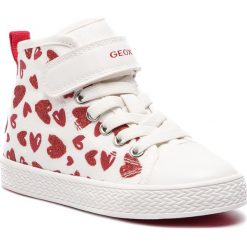 Trampki GEOX - J Ciak G. A J9204A 000AN C0050 M White/Red. Białe trampki i tenisówki dziewczęce Geox, z aplikacjami, z gumy, bez zapięcia. W wyprzedaży za 159.00 zł.