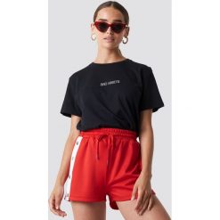 NA-KD Trend T-shirt oversize Bad Habits - Black. Czarne t-shirty damskie NA-KD Trend, z nadrukiem, z jersey, z okrągłym kołnierzem. Za 72.95 zł.