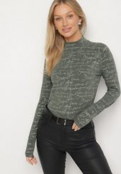 Zielona Bluzka z Bawełny w Stylu Longsleeve z Półgolfem w Literowy Nadruk Azelenia. Zielone bluzki damskie Born2be, l, bez wzorów, z bawełny, bez kołnierzyka, bez ramiączek. Za 39.99 zł.