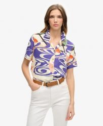 Superdry Koszula Beach Resort z nadrukiem, wiskoza – Ryusui Blue. Niebieskie koszule damskie Superdry., s, bez wzorów, z materiału, vintage, bez kołnierzyka, bez ramiączek. Za 258.15 zł.