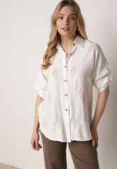 Biała Koszula Boho z Wiskozy z Dłuższym Tyłem i Podpinanymi Rękawami Delmarene. Białe bluzki damskie Born2be, l, z aplikacjami, z materiału, boho, bez kołnierzyka, plus size, bez ramiączek. Za 69.99 zł.