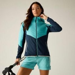 Damska kurtka hybrydowa pikowana Air Lite. Niebieskie kurtki sportowe damskie Dare 2b, bez wzorów, z poliesteru, bez kaptura, trekkingowe. Za 599.99 zł.