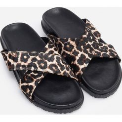 Klapki z motywem zwierzęcym - Brązowy. Brązowe klapki damskie marki Reserved, bez wzorów. Za 159.99 zł.
