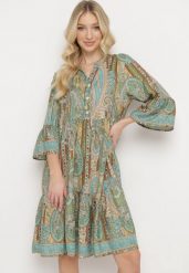 Zielona Sukienka we Wzór Paisley o Rozkloszowanym Kroju z Falbankami Viburnia. Zielone sukienki damskie Born2be, na co dzień, l, bez wzorów, z tkaniny, eleganckie, bez kołnierzyka, bez ramiączek, midi, proste. Za 69.99 zł.
