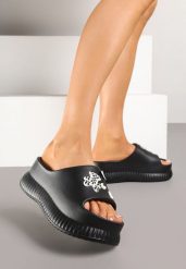 Czarne Klapki na Platformie Ozdobione Misiem 3D Jiterta. Czarne klapki damskie Renee, z aplikacjami, z jeansu, eleganckie, bez obcasa, na platformie. Za 44.99 zł.