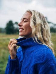 Wełniany sweter - niebieski. Niebieskie swetry damskie Reserved, l, bez wzorów, z wełny, bez kołnierzyka, bez ramiączek, bez kaptura. Za 299.99 zł.