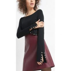 Sweter z nitami na rękawach. Czarne swetry damskie Orsay, z dzianiny. Za 79.99 zł.