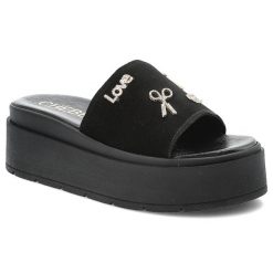 Klapki damskie Chebello, na wysokiej platformie skórzane z ozdobami, czarne, 4600-034. Czarne klapki damskie CheBello, z aplikacjami, eleganckie, bez obcasa, na platformie. Za 369.00 zł.