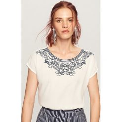 T-shirt z ozdobnym dekoltem - Kremowy. T-shirty damskie marki DOMYOS. W wyprzedaży za 34.99 zł.