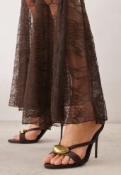 Ciemnobrązowe Eleganckie Klapki na Szpilce z Owalną Metaliczną Aplikacją Zelleva. Brązowe klapki damskie Born2be, z aplikacjami, z jeansu, eleganckie, bez obcasa, na obcasie. Za 99.99 zł.