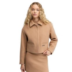 Damska krótka wełniana kurtka Siroko Strodet-W Sand. Brązowe kurtki damskie SIROKO, bez wzorów, z wełny, bez kaptura. Za 380.00 zł.