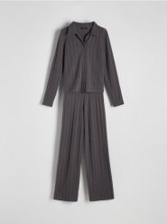 Dwuczęściowa piżama z dodatkiem wiskozy - szary. Szare piżamy damskie Reserved, l, bez wzorów, z dzianiny, bez ramiączek. W wyprzedaży za 79.99 zł.