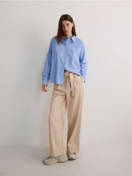 Koszula oversize - niebieski. Niebieskie koszule damskie Reserved, l, bez wzorów, z bawełny, bez kołnierzyka, bez ramiączek. W wyprzedaży za 69.99 zł.