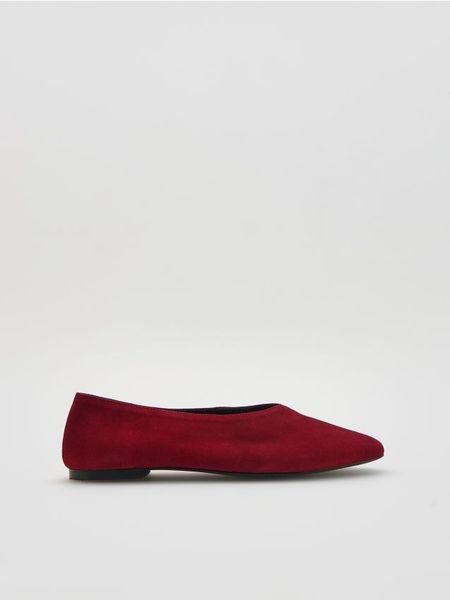 Zamszowe baleriny - bordowy. Czerwone baleriny damskie Reserved, bez wzorów, z zamszu, bez obcasa. Za 109.99 zł.