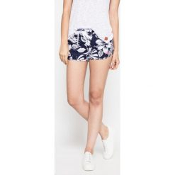 Superdry - Szorty. Szare szorty sportowe damskie Superdry., z poliesteru. W wyprzedaży za 79.90 zł.