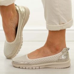 Beżowe ażurowe skórzane baleriny damskie Vinceza 95369. Brązowe baleriny damskie VINCEZA, na jesień, w ażurowe wzory, z jeansu, eleganckie, bez obcasa, na płaskiej podeszwie. W wyprzedaży za 161.10 zł.