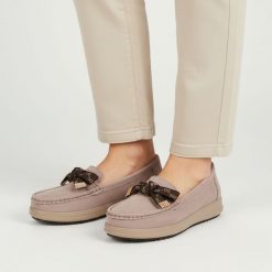 Mokasyny damskie Filippo, cholewka skóra naturalna zamszowa fason wsuwany ozdobna klamra na przodzie miękka linia noska stabilna podeszwa delikatnie. Brązowe mokasyny damskie Filippo, na jesień, z aplikacjami, z jeansu, biznesowe, bez obcasa, bez zapięcia. Za 170.90 zł.