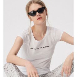 Dopasowany t-shirt z hasłem - Biały. T-shirty damskie marki Sinsay. Za 9.99 zł.