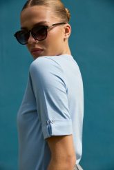 Bawełniana bluzka błękitna. Niebieskie bluzki damskie MOODO, bez wzorów, z bawełny, bez kołnierzyka, bez ramiączek. Za 49.99 zł.