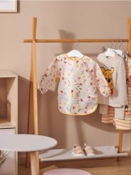 Śliniak Winnie the Pooh - kremowy. Białe śliniaki dla dzieci Sinsay, bez wzorów. Za 17.99 zł.
