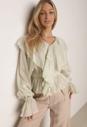 Zielona Bluzka Elegancka z Falbanami z Rozszerzanymi Rękawami Irintora. Zielone bluzki damskie Born2be, l, bez wzorów, z jeansu, eleganckie, bez kołnierzyka, bez ramiączek. Za 149.99 zł.