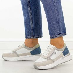 Białe skórzane sneakersy damskie Jezzi 9781. Białe półbuty damskie Jezzi, na jesień, bez wzorów, z dresówki, casualowe, z okrągłym noskiem, bez obcasa, bez zapięcia. Za 259.00 zł.