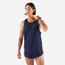 Koszulka do biegania bez rękawów męska Kiprun 900 Light. Niebieskie koszulki sportowe męskie KIPRUN, m, bez wzorów, z elastanu, bez kołnierzyka, bez ramiączek, do biegania. Za 99.99 zł.