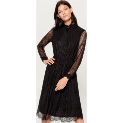 Koronkowa sukienka midi - Czarny. Czarne sukienki damskie Mohito, z koronki. Za 159.99 zł.