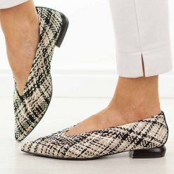 Czarne przewiewne półbuty damskie T.Sokolski 135. Czarne półbuty damskie Sokolski, na lato, w ażurowe wzory, z jeansu, biznesowe, bez obcasa, na obcasie, bez zapięcia. Za 199.00 zł.