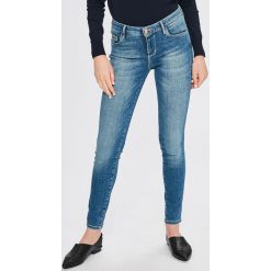 Guess Jeans - Jeansy Annette. Niebieskie jeansy damskie Guess Jeans. Za 459.90 zł.
