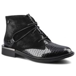 Trzewiki damskie Maciejka, ze skóry naturalnej z łączoną cholewką o tłoczonej fakturze oraz stabilnym obcasem, czarne, 04813-01-00-7. Czarne kozaki damskie Maciejka, z lakierowanej skóry, bez obcasa, na płaskiej podeszwie. Za 299.00 zł.