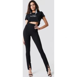 Hannalicious x NA-KD Spodnie z rozcięciami z przodu - Black. Czarne spodnie materiałowe damskie marki Hannalicious x NA-KD. Za 161.95 zł.