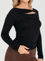 Wiskozowa bluzka z ozdobnym dekoltem - czarny. Czarne bluzki damskie Sinsay, l, bez wzorów, z wiskozy, bez kołnierzyka, bez ramiączek. Za 35.99 zł.