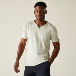 Koszulka turystyczna męska Dewi. Białe koszulki sportowe męskie Regatta, m, bez wzorów, z bawełny, bez kołnierzyka, bez ramiączek, trekkingowe. Za 142.00 zł.