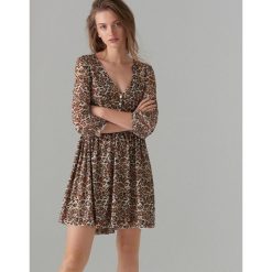 Sukienka w lamparcie cętki - Brązowy. Sukienki damskie marki Mohito. W wyprzedaży za 59.99 zł.