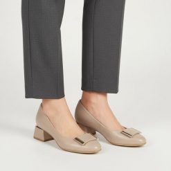 Czółenka damskie Armodo, cholewka skóra naturalna gładka klasyczny fason stabilny obcas metalowa ozdoba z przodu jednolita forma miękkie wykończenie. Brązowe czółenka damskie Armodo, z aplikacjami, ze skóry, klasyczne, bez obcasa, na obcasie, bez zapięcia. Za 379.00 zł.