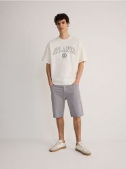 Jeansowe szorty regular fit - jasnoszary. Szare szorty męskie Reserved, bez wzorów, z denimu. W wyprzedaży za 89.99 zł.