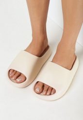 Beżowe Piankowe Klapki z Szerokim Paskiem Jaspera. Brązowe klapki damskie Born2be, bez wzorów, eleganckie, bez obcasa, na płaskiej podeszwie. Za 39.99 zł.