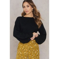 NA-KD Sweter z szerokim rękawem - Black. Czarne swetry damskie marki NA-KD, z okrągłym kołnierzem. W wyprzedaży za 70.67 zł.