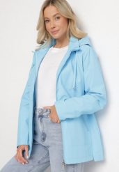 Jasnoniebieska Kurtka Typu Wiatrówka z Odpinanym Kapturem Ndivoria. Niebieskie kurtki damskie Born2be, l, bez wzorów, z jeansu. Za 179.99 zł.