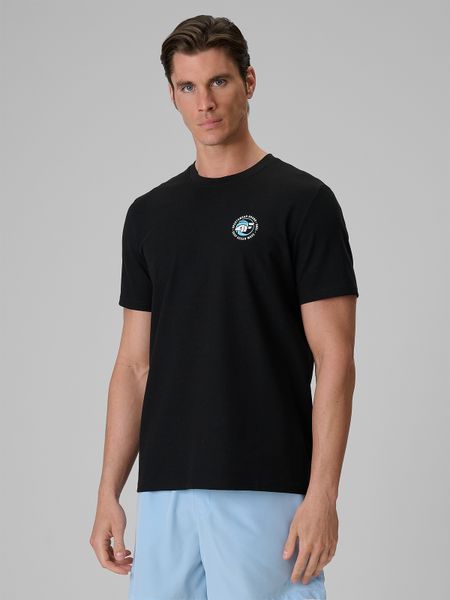 4F T-shirt regular z nadrukiem męski - czarny M. Czarne t-shirty męskie 4f, m, bez wzorów, z bawełny, klasyczne, bez kołnierzyka. W wyprzedaży za 49.99 zł.