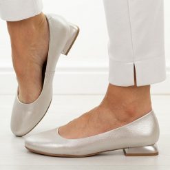 Srebrne skórzane czółenka damskie M.Daszyński Ol51-1. Szare czółenka damskie M.Daszyński, bez wzorów, z jeansu, casualowe, z okrągłym noskiem, bez obcasa, na obcasie, bez zapięcia. Za 219.00 zł.