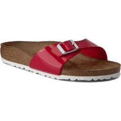 Klapki BIRKENSTOCK - Madrid 1005308 Tango Red Patent. Klapki damskie marki Birkenstock. W wyprzedaży za 189.00 zł.