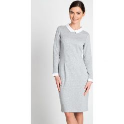 Szara dzianinowa sukienka z kołnierzykiem QUIOSQUE. Sukienki damskie marki QUIOSQUE. W wyprzedaży za 109.99 zł.