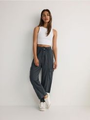 Spodnie cargo - ciemnoszary. Szare spodnie materiałowe damskie Reserved, bez wzorów, z bawełny. W wyprzedaży za 79.99 zł.